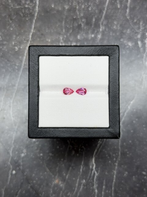 Шпинель розовая пара груш 1.23 карат