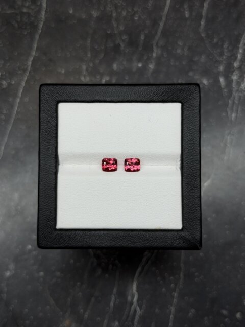 Шпинель розово-красная пара кушонов 1.33 карат