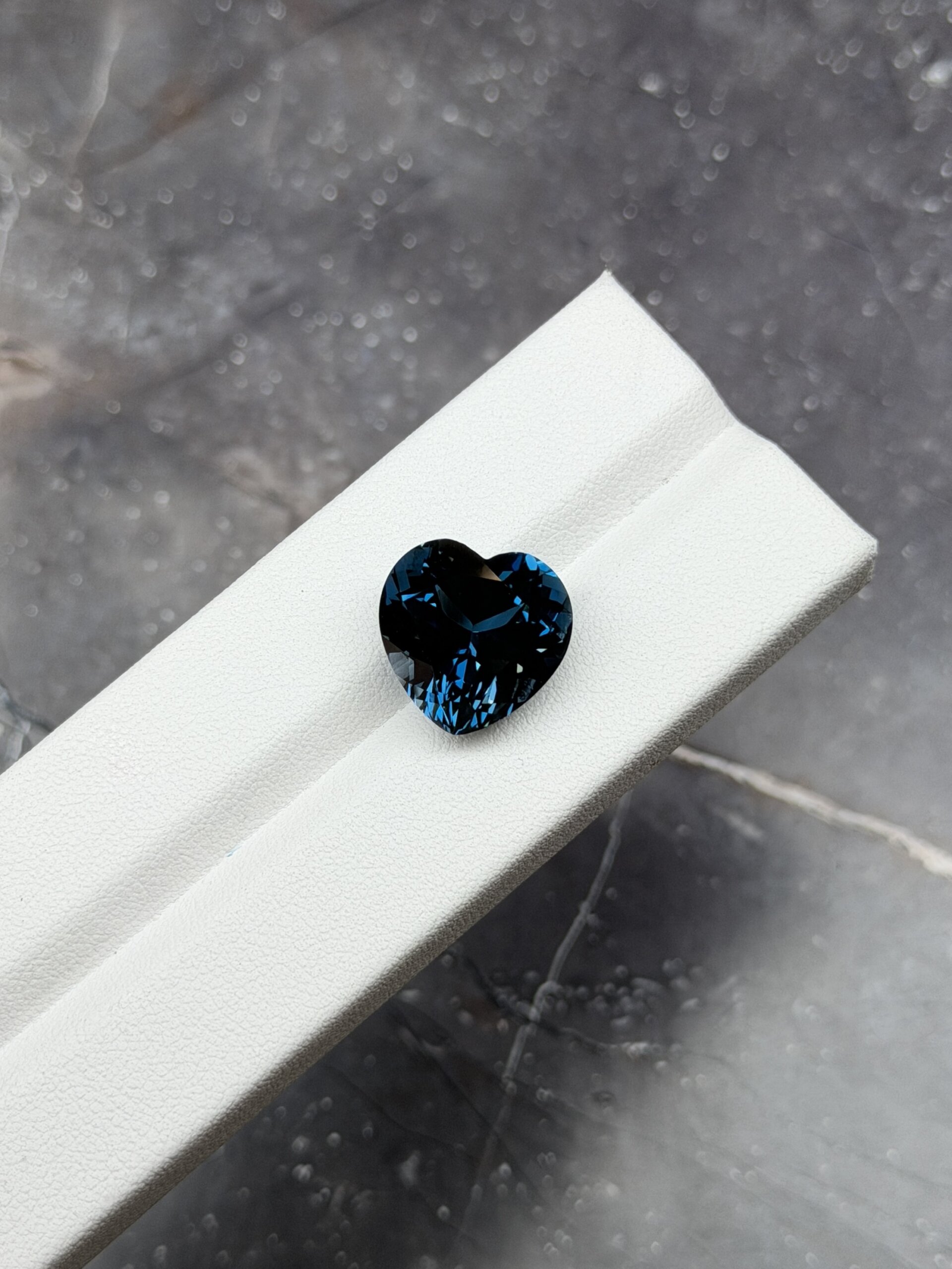 Темно-синий топаз сердце 15х15 мм — изображение 2