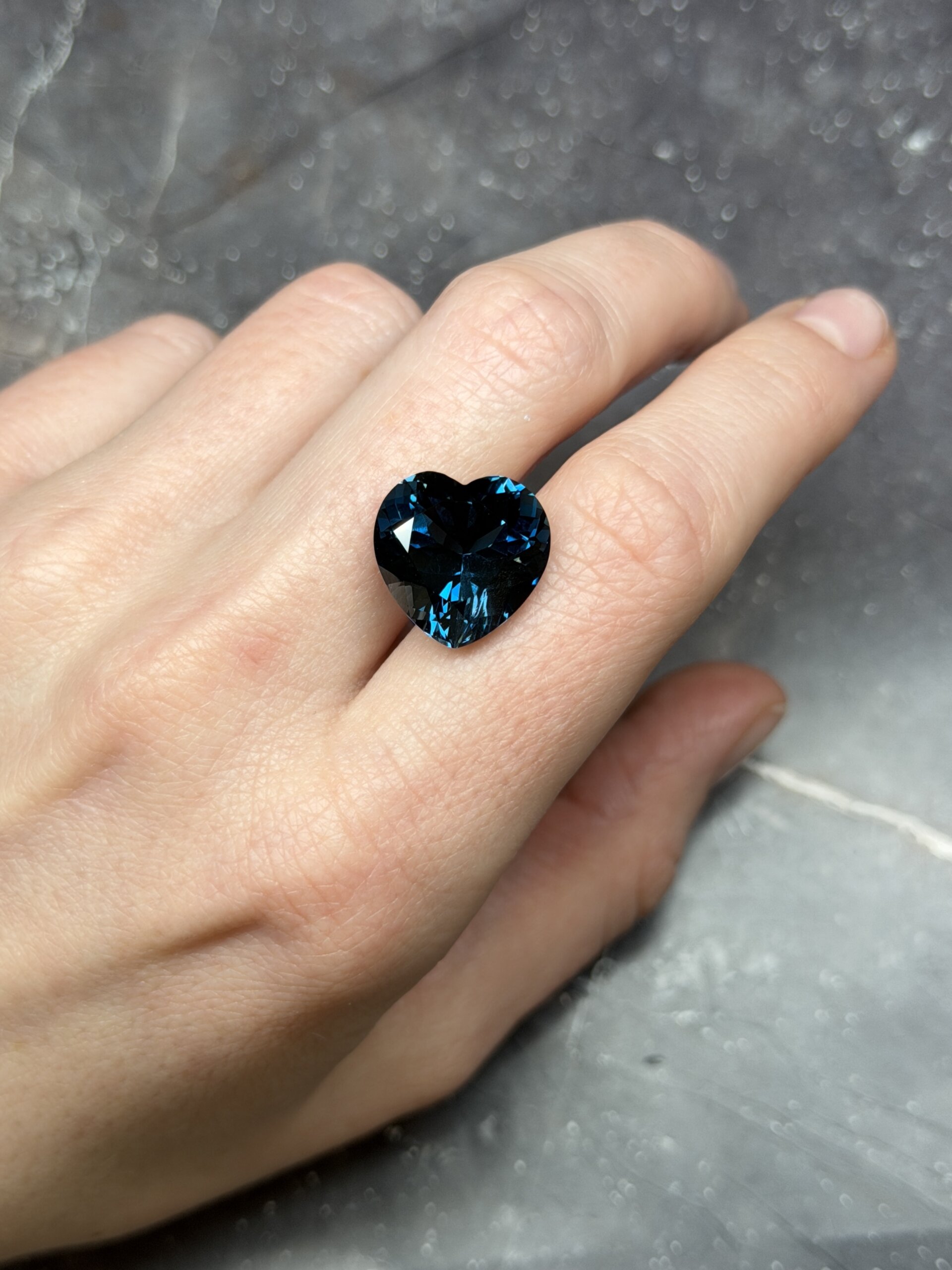 Темно-синий топаз сердце 15х15 мм — изображение 3