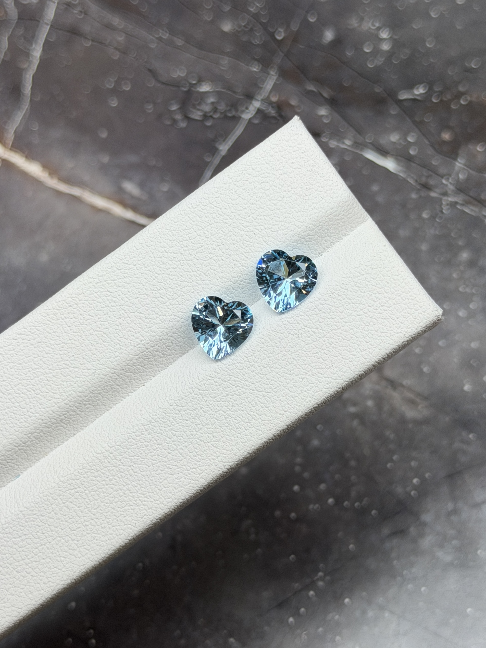 Светло-голубой топаз сердце 8х8 мм — изображение 2