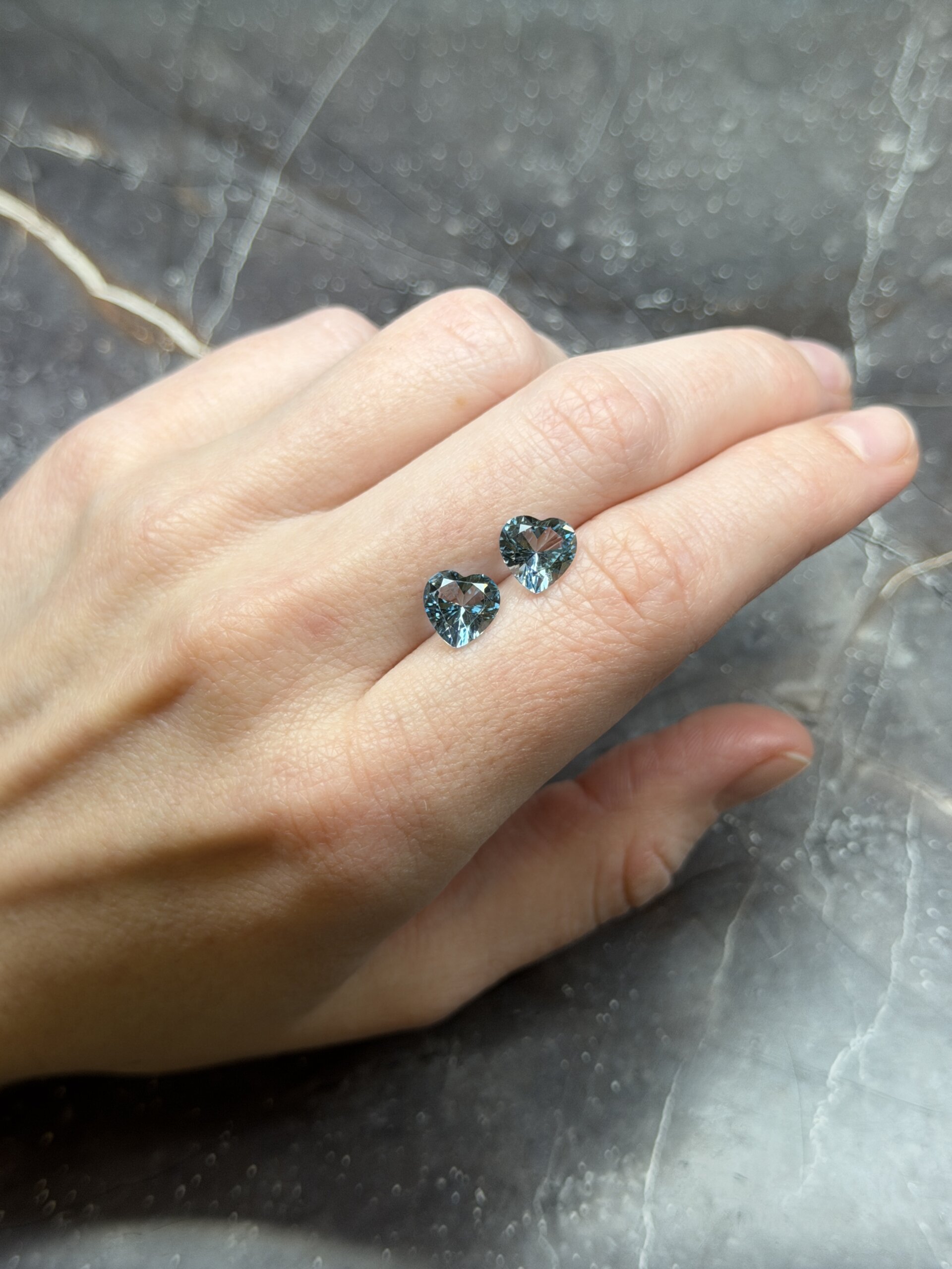 Светло-голубой топаз сердце 8х8 мм — изображение 3