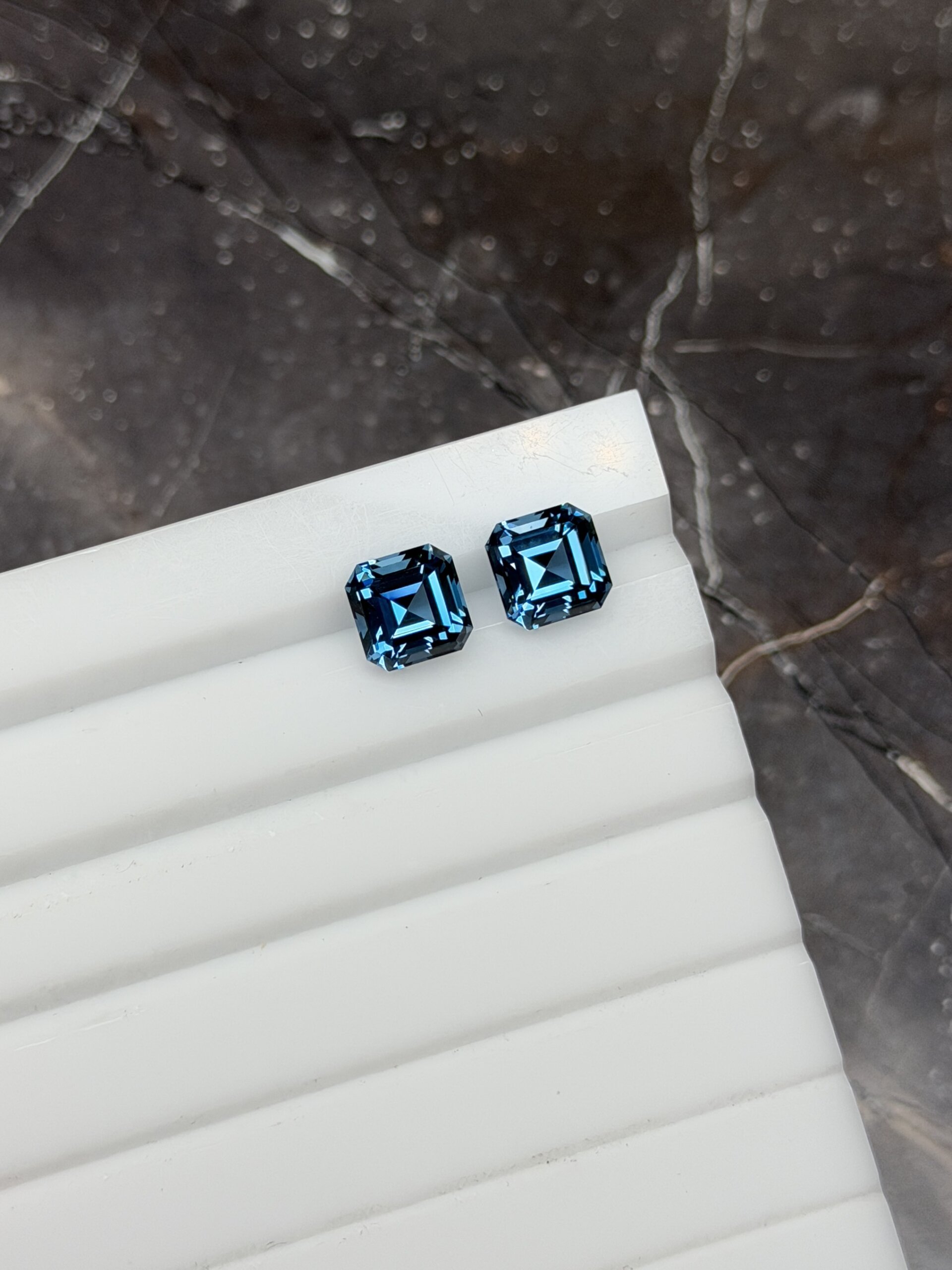 Темно-синий топаз пара октагонов 8х8 мм — изображение 2